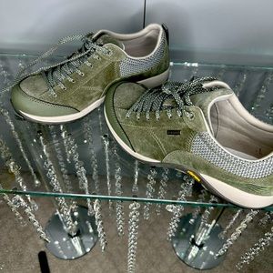 Great size 7 walking shoes